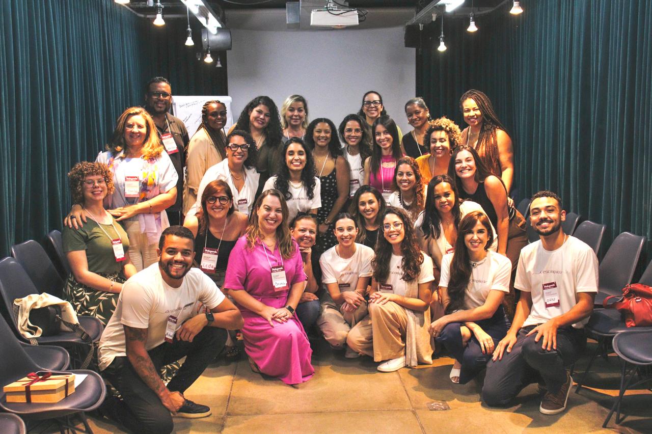 Grupo de participantes reunido em edição do Dialogando